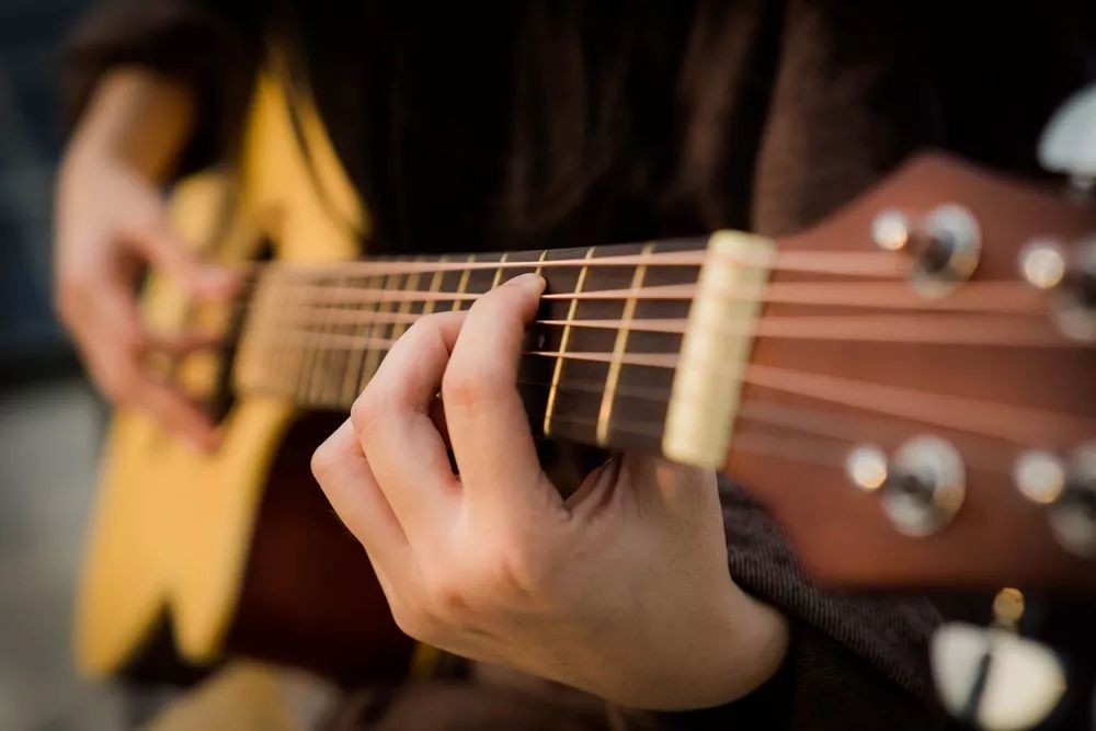 为什么吉他指弹曲多用比如G调，C调等特殊调弦？